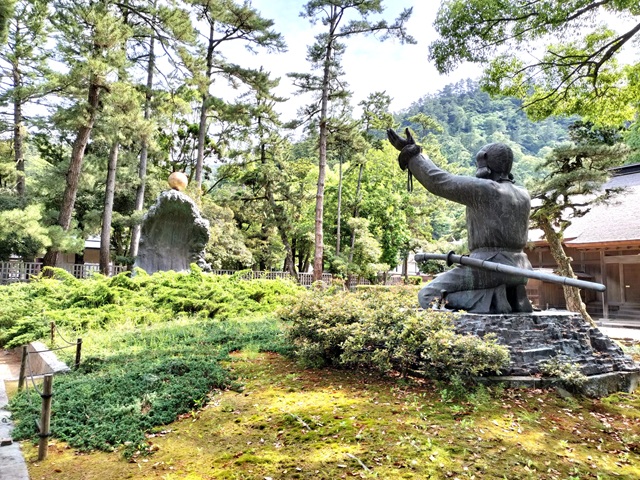 出雲大社にある、出雲大社の御祭神、大国主大神（おおくにぬしのおおかみ）の銅像