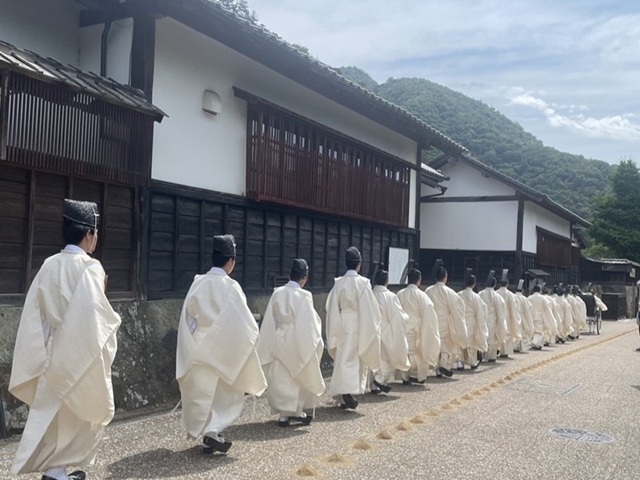 出雲大社の涼殿祭に使われている立砂（たてずな）とその風景