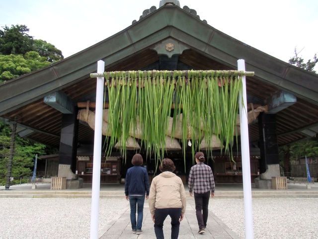 新型コロナウイルスが蔓延した時の、出雲大社の涼殿祭の様子。真菰の草が神楽殿の前にぶら下がっている様子。