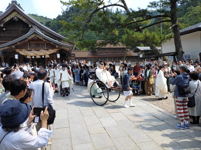 出雲大社の涼殿祭で、宮司が移動している様子と、涼殿祭を見に来た人達