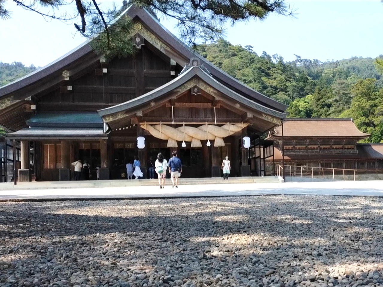 出雲大社の拝殿のしめ縄の画像